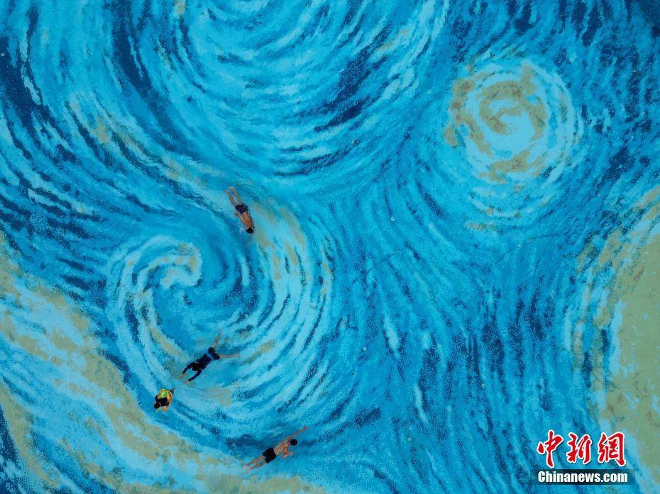 成都一游泳池化身夢幻“星空畫”:游泳池