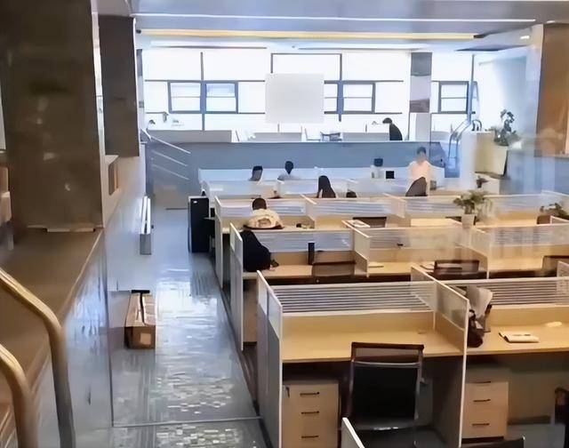 在“1.55米深水區(qū)”辦公？成都一公司游泳池“爆改”辦公室:游泳池