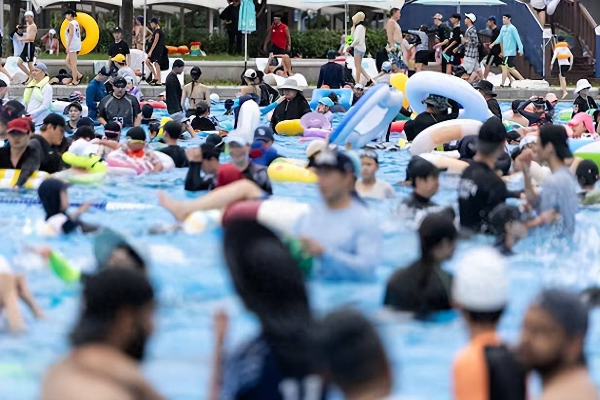 日本男子在游泳池脫掉小學(xué)生泳衣，被捕后認(rèn)罪稱：我無法控制自己:游泳池