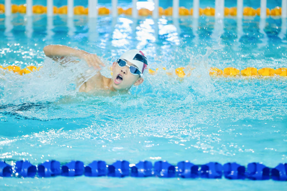 杭州有高中把軍訓(xùn)搬到了游泳池，第一名獎(jiǎng)品是潘展樂(lè)簽名照！:游泳池